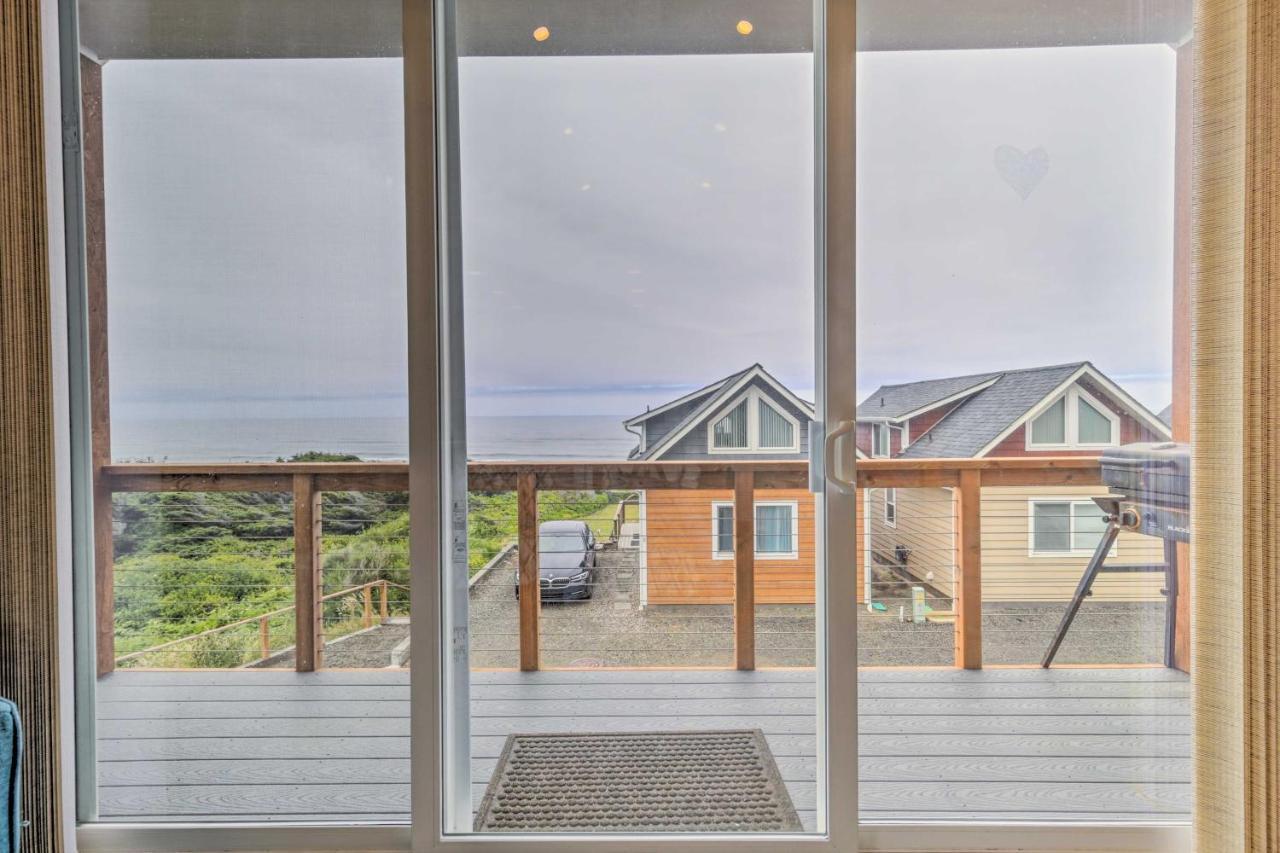 Chic Beachfront Abode With Balcony And Access! Ferienhaus
