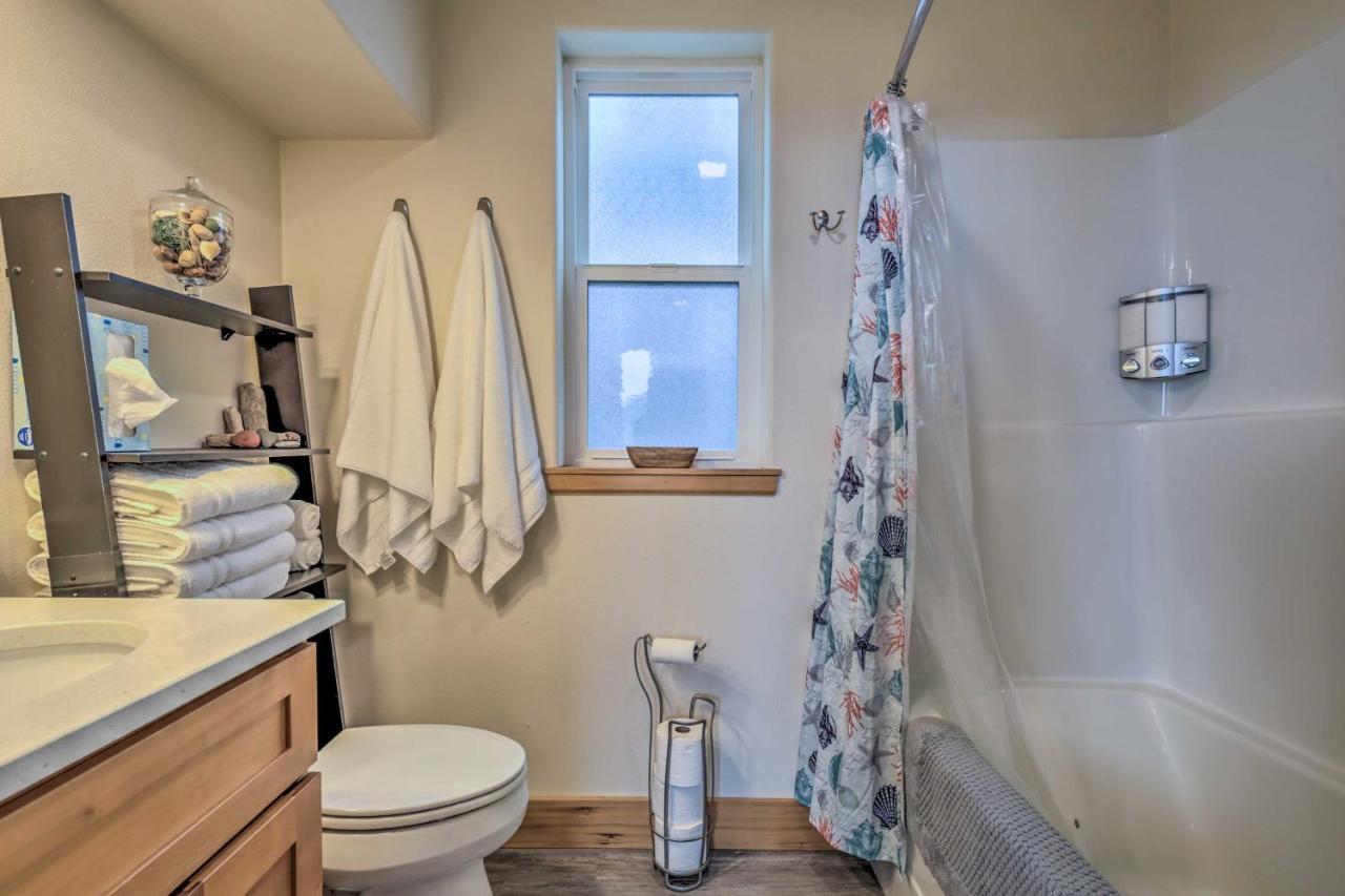 Chic Beachfront Abode With Balcony And Access! * Yachats
