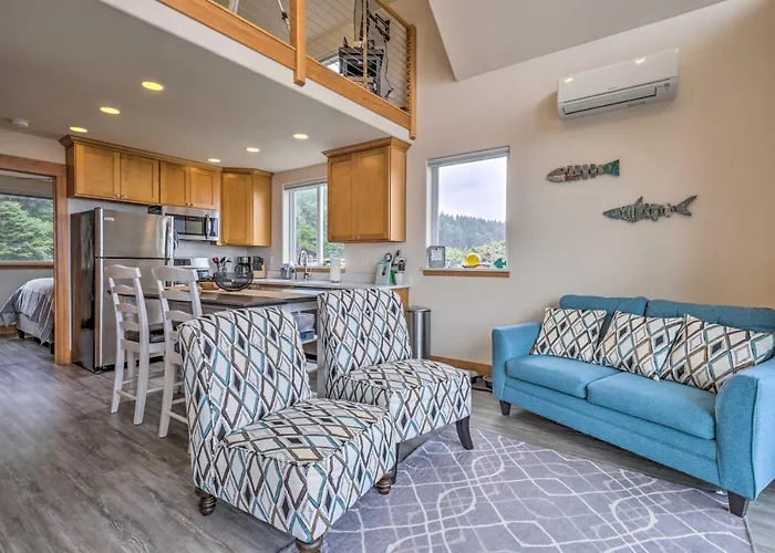 Chic Beachfront Abode With Balcony And Beach Access!