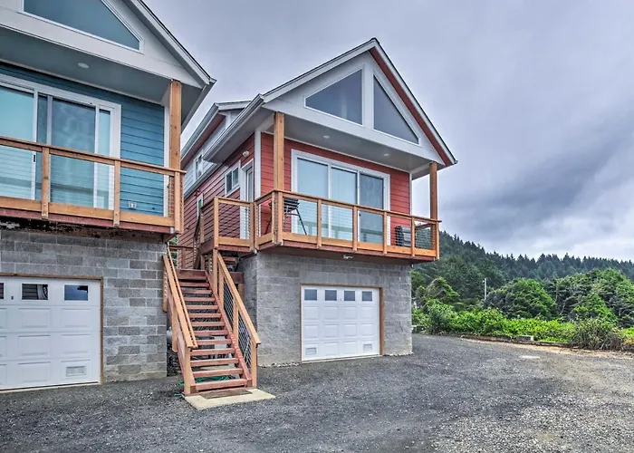 Chic Beachfront Abode With Balcony And Beach Access!